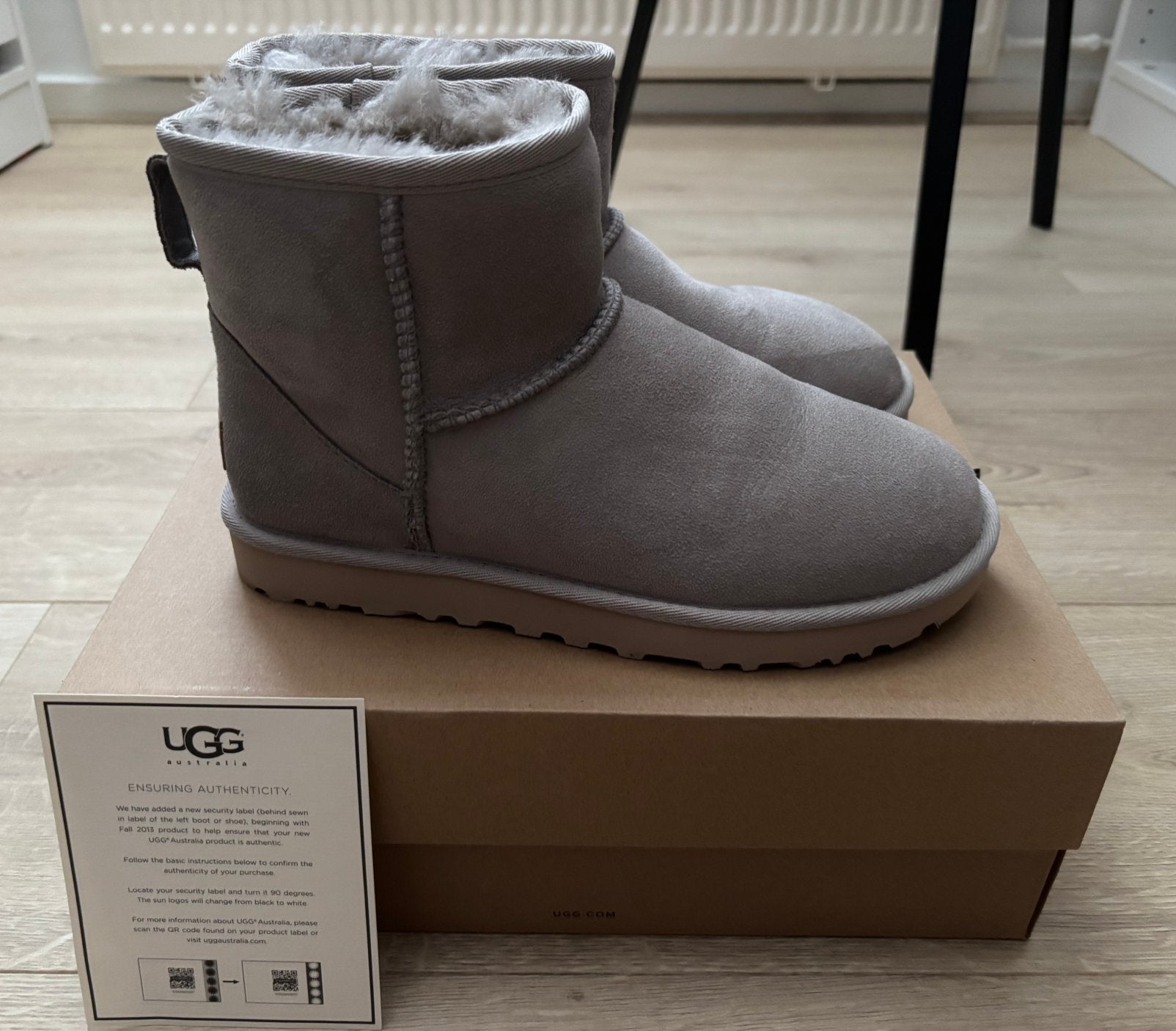 Ugg classic mini II maat 7/38 lichtgrijs., Meisje, Ophalen of Verzenden, Laarzen, Zo goed als nieuw