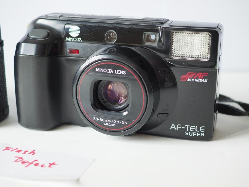 Konica C35 EF en Minolta AF-TELE Super (flitsers stuk), Audio, Tv en Foto, Fotocamera's Analoog, Gebruikt, Konica, Compact, Ophalen of Verzenden