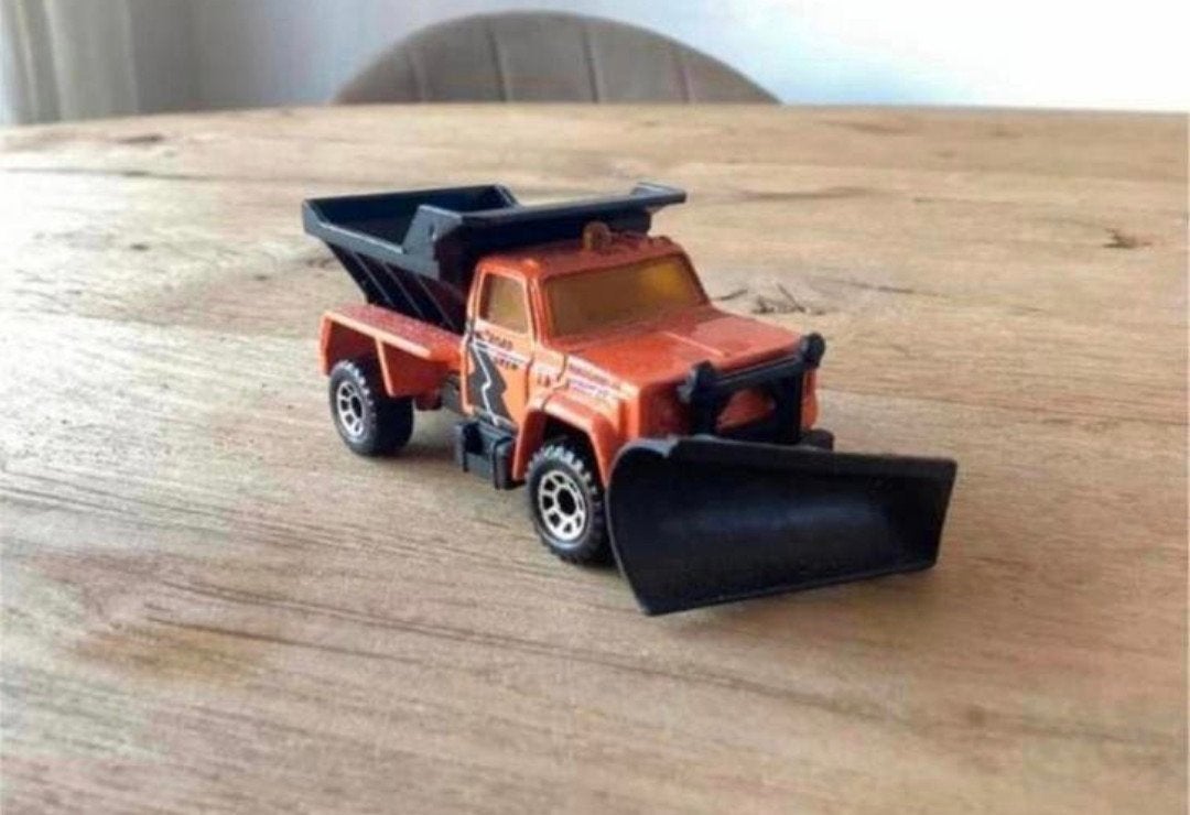 Matchbox Road Crew – Truck met kiepbak + sneeuwschuiver, Ophalen of Verzenden, Zo goed als nieuw, Bus of Vrachtwagen