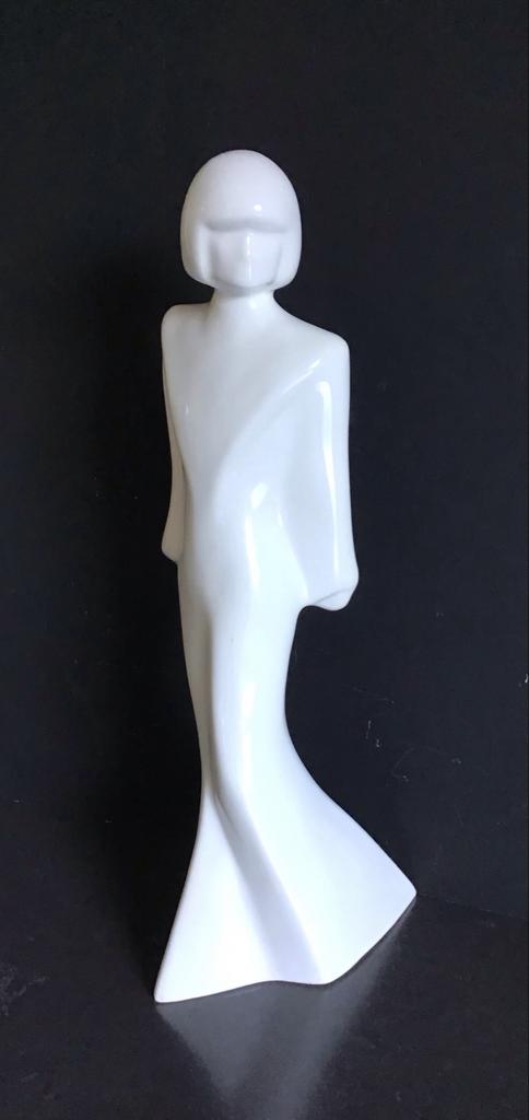 Vrouwelijk figuur van Yvonne Niessen voor Flora Keramiek, Antiek en Kunst, Ophalen of Verzenden, Beeld, Modern, 20 - 50 cm