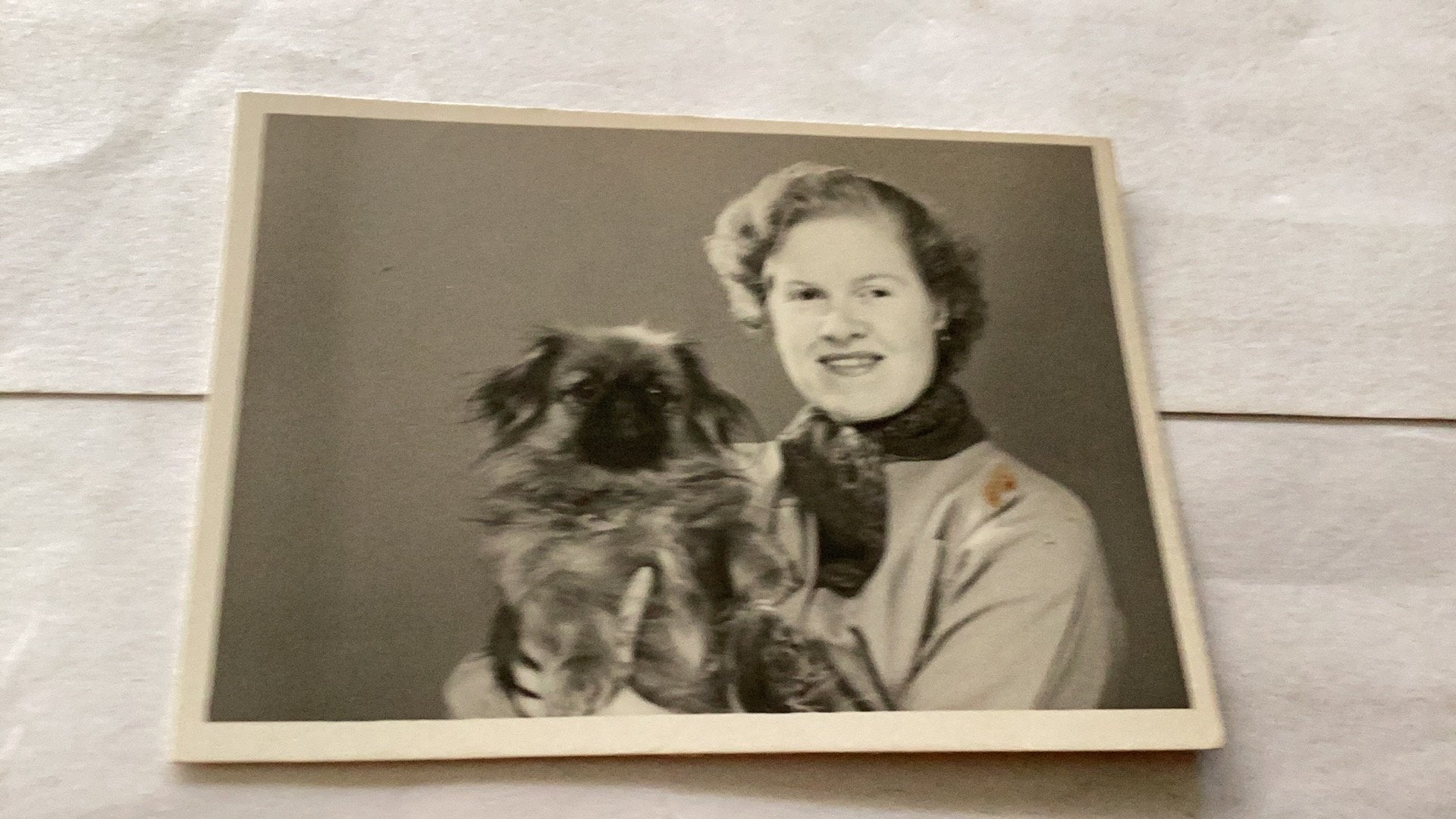 Vrouw met hond echte foto 5x7 cm, Ophalen of Verzenden, Voor 1940, Zo goed als nieuw
