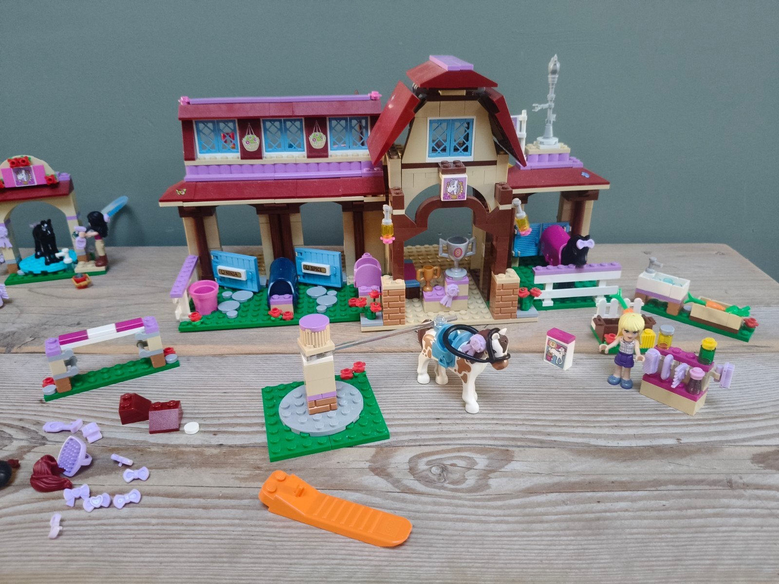 Lego Friends Heartlake Riding Club/ Manege, Ophalen of Verzenden, Zo goed als nieuw