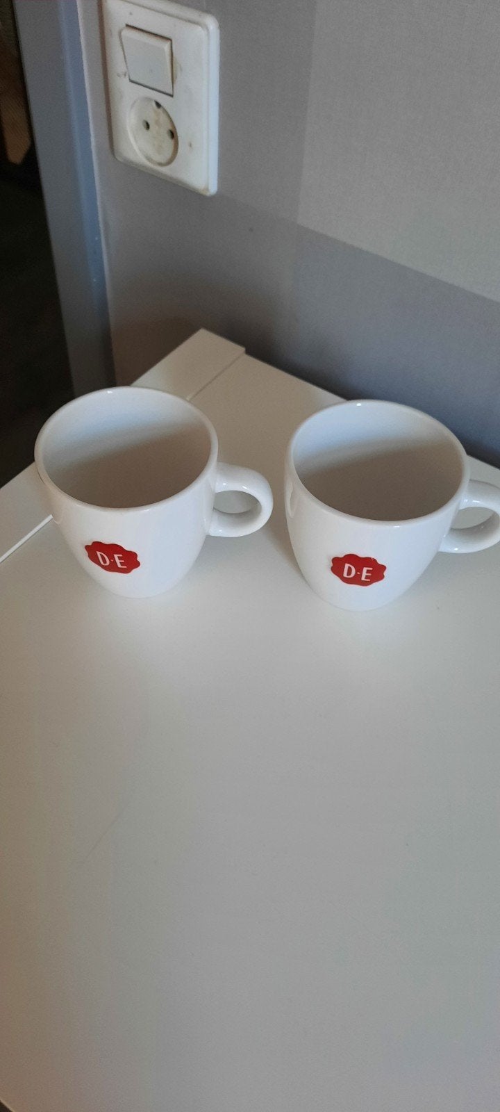 2 Douwe Egberts mokjes, Ophalen of Verzenden, Overige stijlen, Kop(pen) en/of Schotel(s)