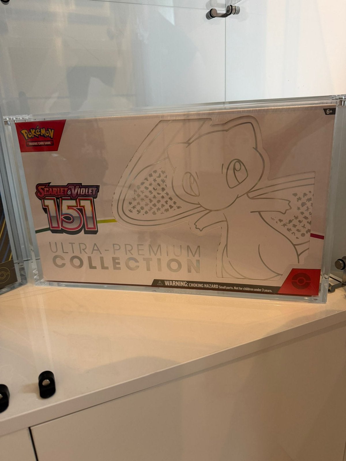 Pokemon 151 Ultra Premium Collection / incl Acryl, Ophalen of Verzenden, Zo goed als nieuw, Boosterbox