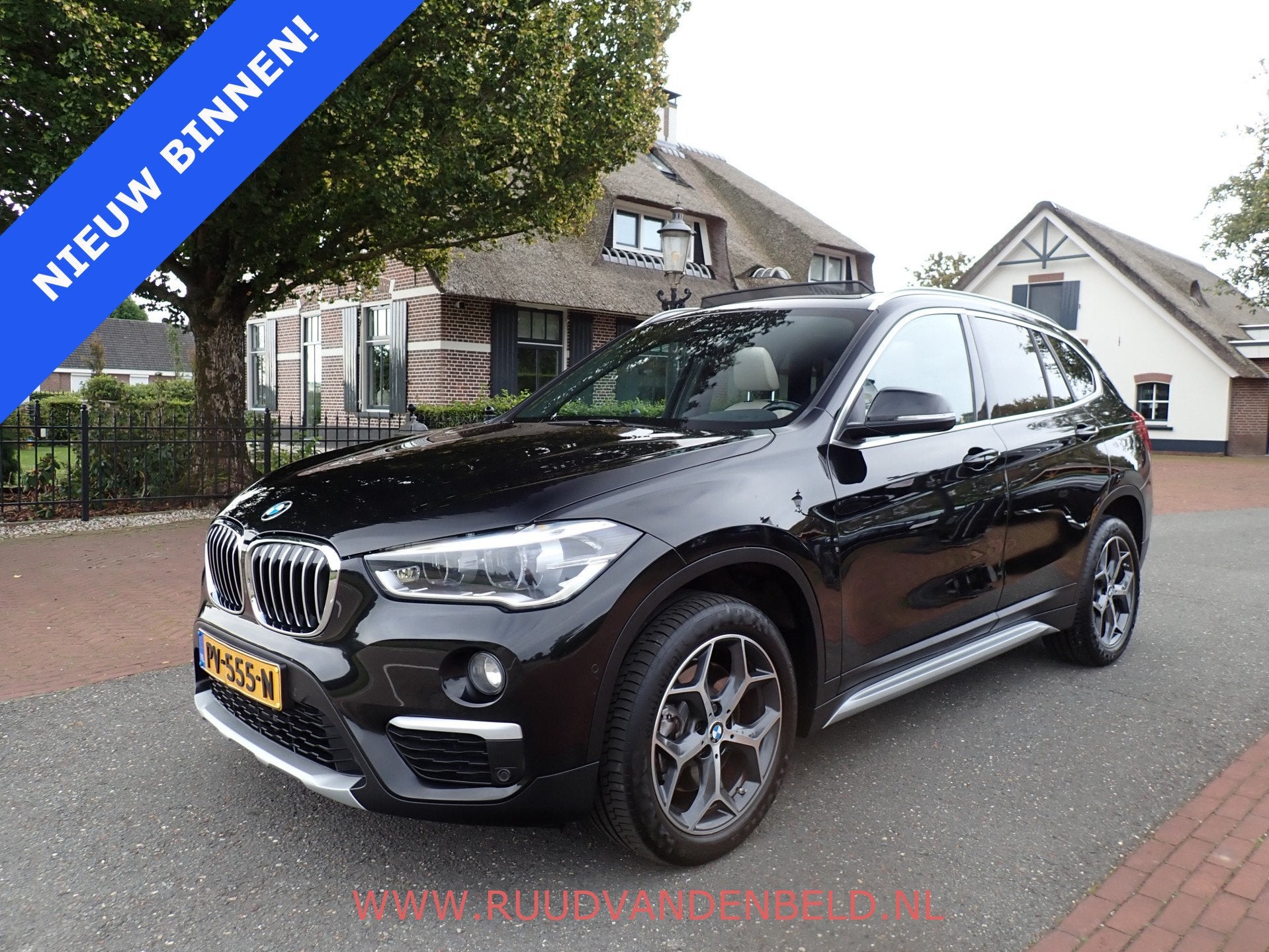 BMW X1 xDrive20i PANODAK / HEAD-UP / SPORTLEER / BLUETOOTH, Gebruikt, 2000 kg, Zwart, Bedrijf