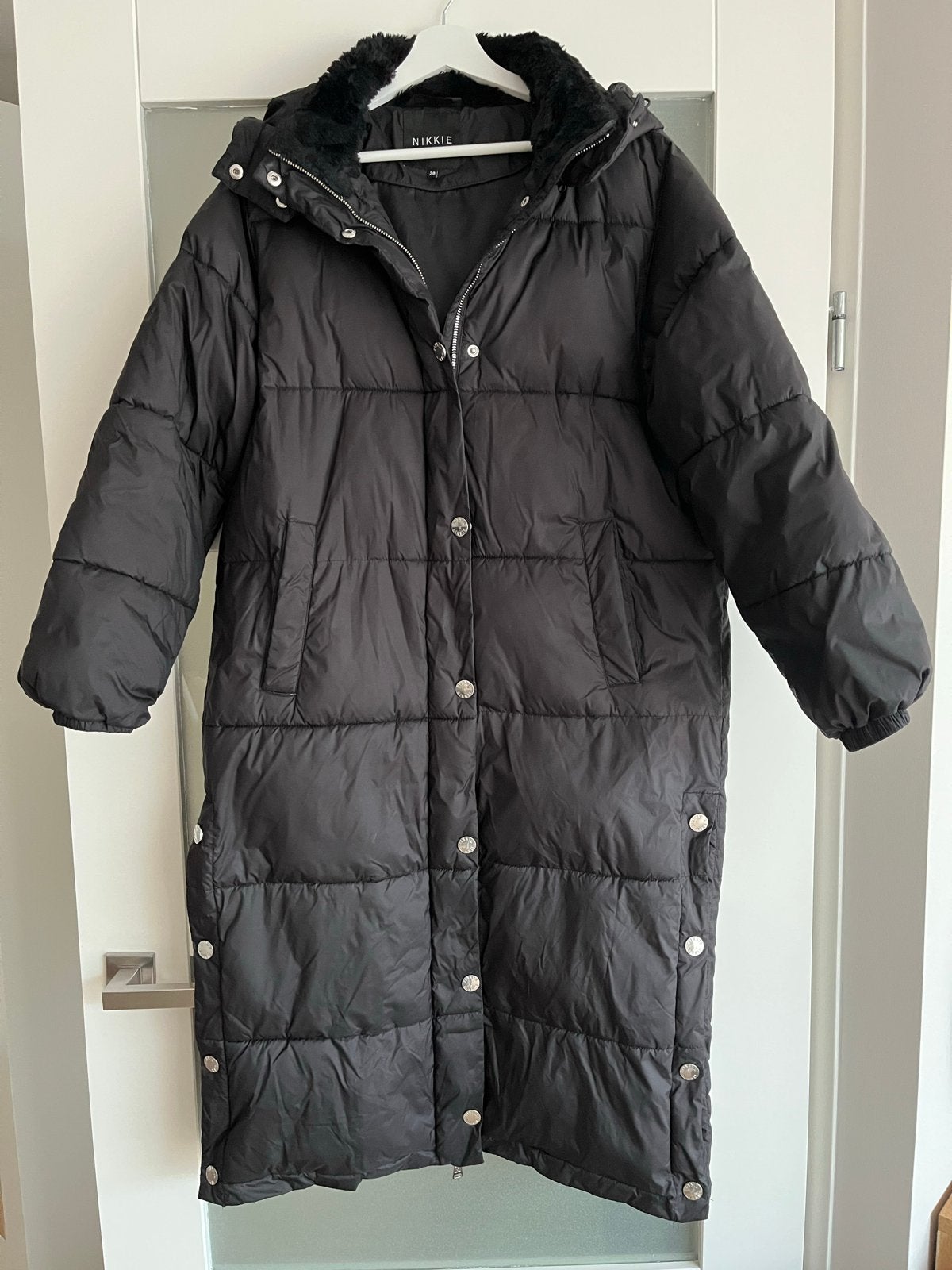 Nikkie lange zwarte winterjas - maat 38, Kleding | Dames, Ophalen of Verzenden, Zo goed als nieuw, Maat 38/40 (M), Zwart