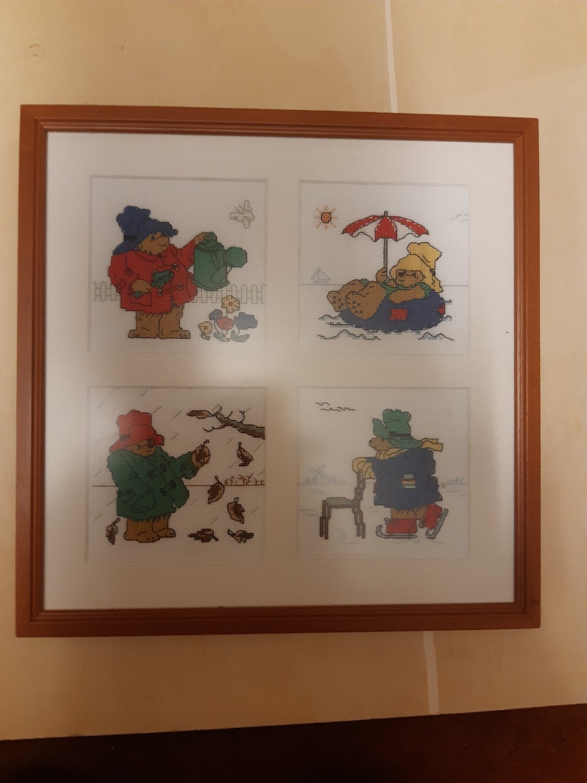Geborduurd schilderij van paddington in alle 4 de seizoenen, Ophalen of Verzenden, Zo goed als nieuw, Hangend