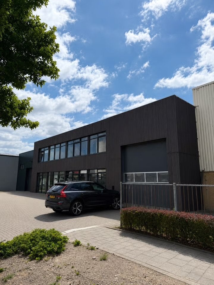 Moderne bedrijfsruimte met kantoor en opslag, Koop, Opslag of Loods