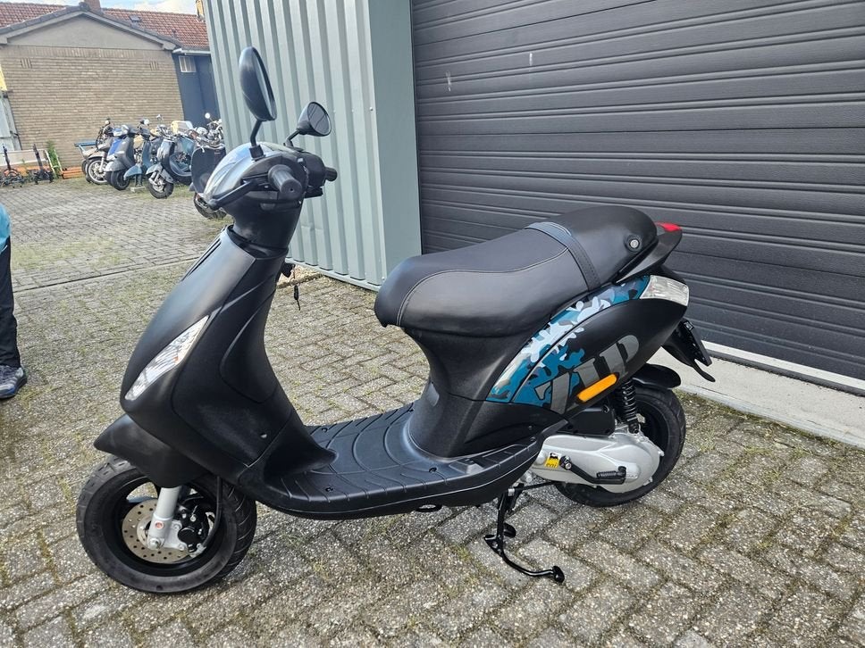 Foto 5 van PIAGGIO  ZIP 50 2T BJ2015 MAT ZWART 2375KM NL TOPSTAAT!!