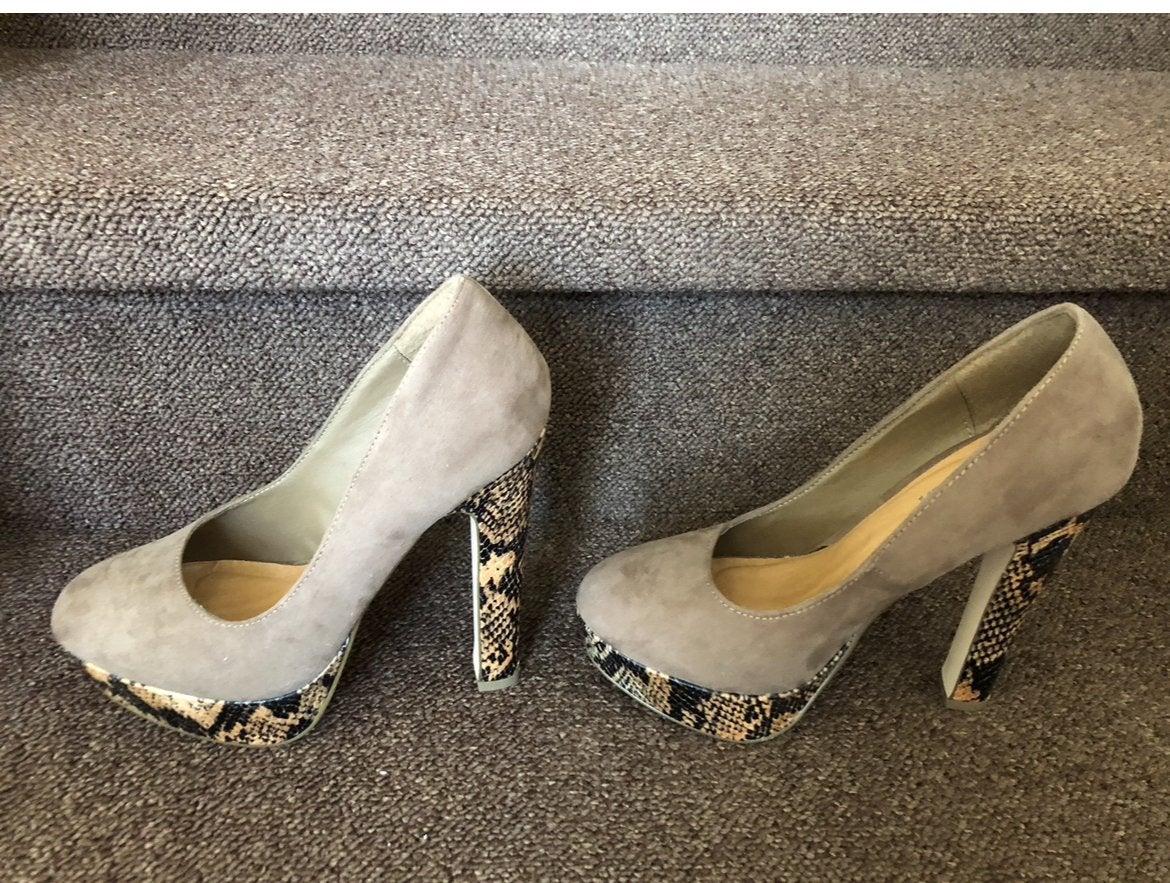 Grijze suède pumps met slangenprint hak en plateauzool, Ophalen, Gedragen, Grijs, Pumps