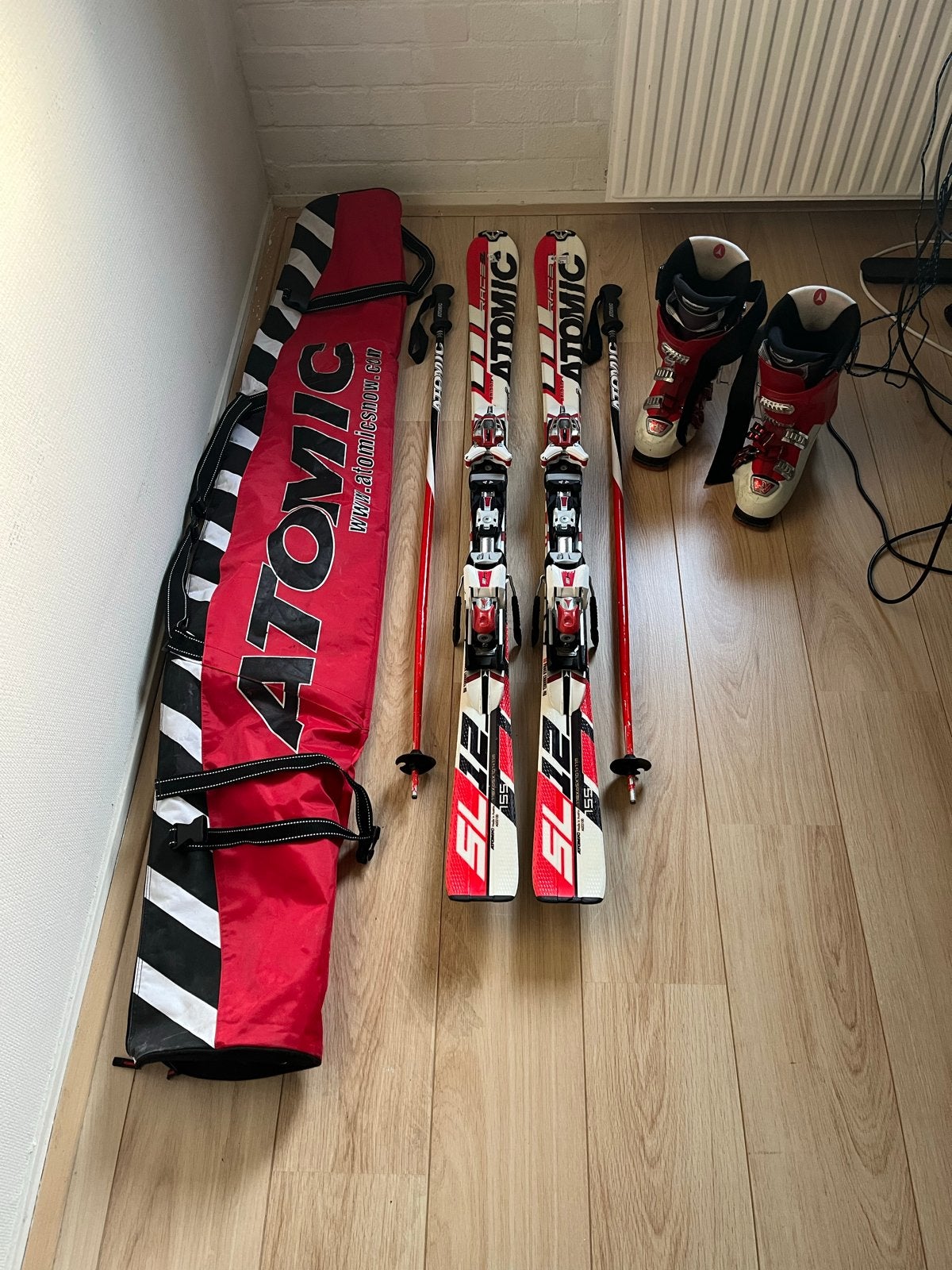 Atomic Ski Set: Ski's, Schoenen, Stokken en Skitas, Ophalen, 140 tot 160 cm, Gebruikt, Atomic