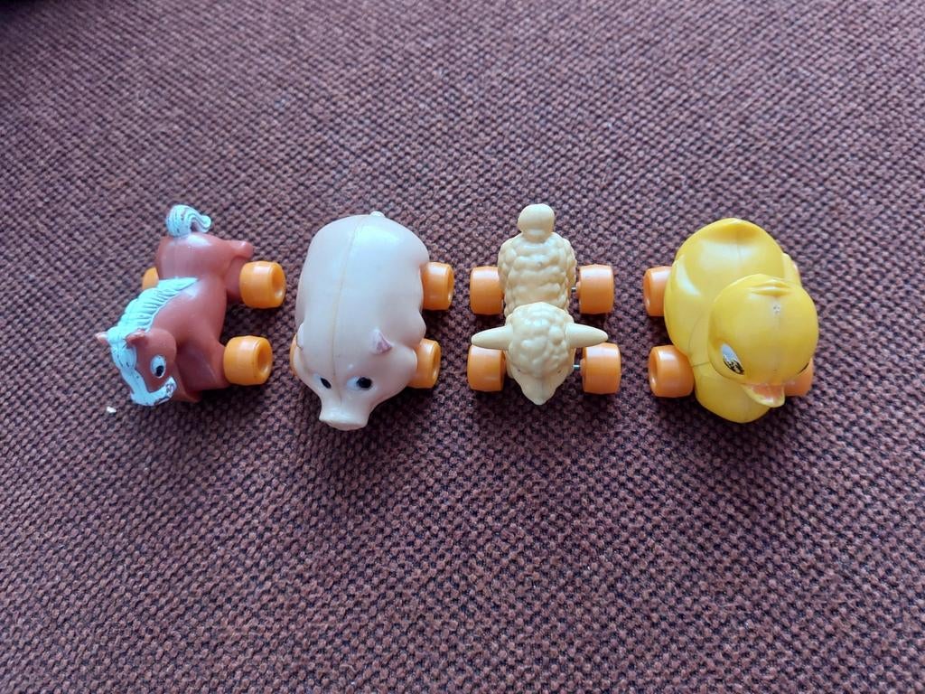 Eend, paard, schaap en varken van plastic op wieltjes., Antiek en Kunst, Ophalen of Verzenden