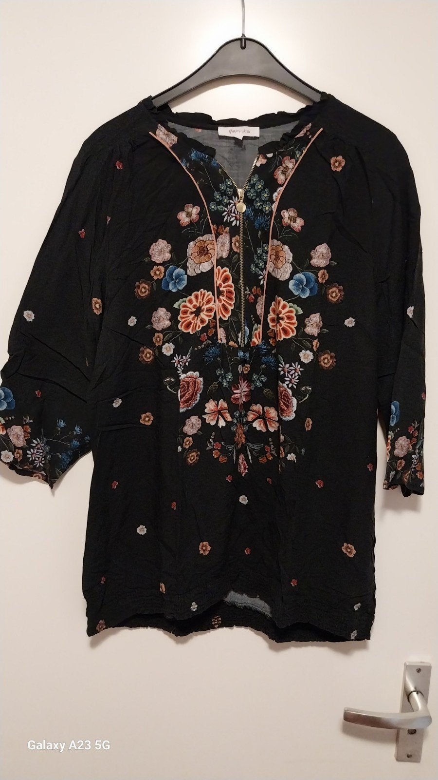 Paprika Zwarte Blouse met Bloemenprint - Maat 2 (44/46), Kleding | Dames, Tops, Maat 38/40 (M), Zwart, Ophalen of Verzenden, Korte mouw