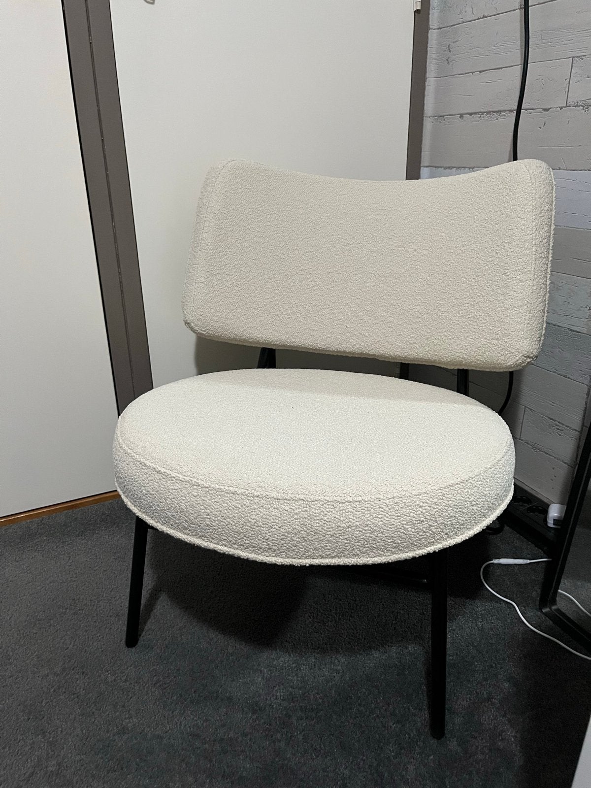 Moderne wit kleurige  Bouclé Stoel - Zo goed als nieuw, Huis en Inrichting, Stoelen, Ophalen, Overige kleuren, Zo goed als nieuw