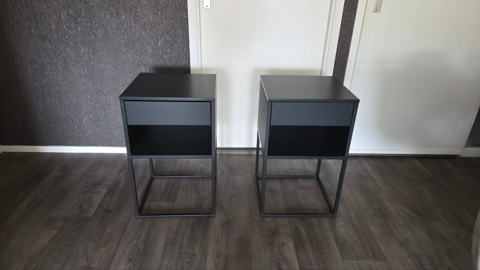 2x IKEA VIKHAMMER Nachtkastje, zwart, 40x39 cm, Ophalen, Minder dan 45 cm, Metaal of Aluminium, Zo goed als nieuw