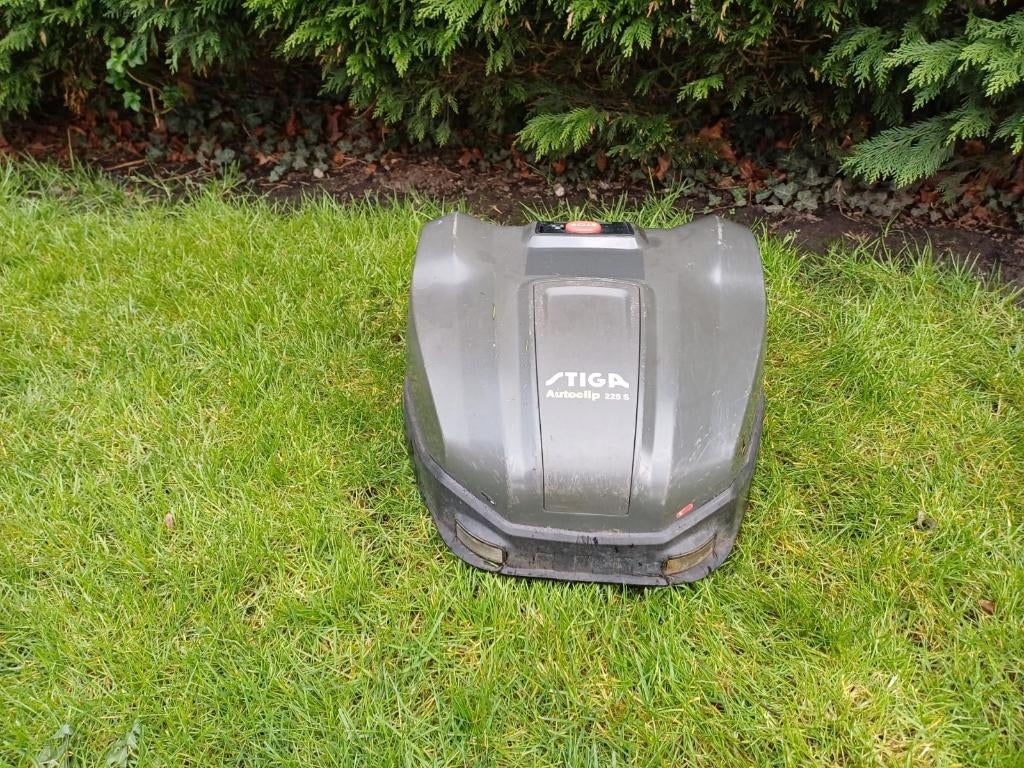 Stiga robotmaaier 225S, Tuin en Terras, Robotmaaiers, Ophalen, Gebruikt, 20 tot 25 cm, Bestuurbaar via app
