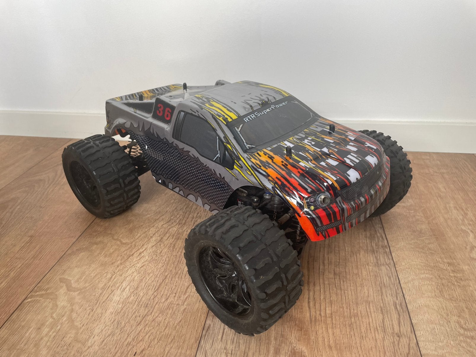Himoto H12101 1:10 4WD Monster Truck – compleet met 2 accu’s, Elektro, Auto offroad, Ophalen of Verzenden, Zo goed als nieuw