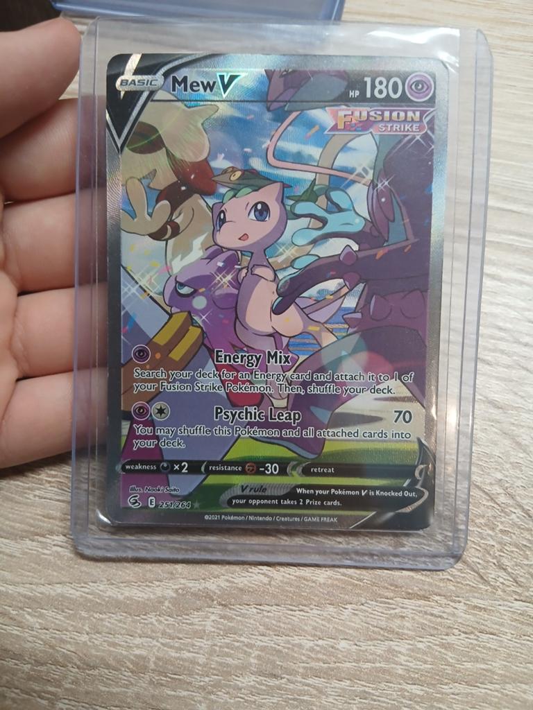 Mew v 251/264, Hobby en Vrije tijd, Verzamelkaartspellen | Pokémon, Ophalen, Zo goed als nieuw, Losse kaart, Foil