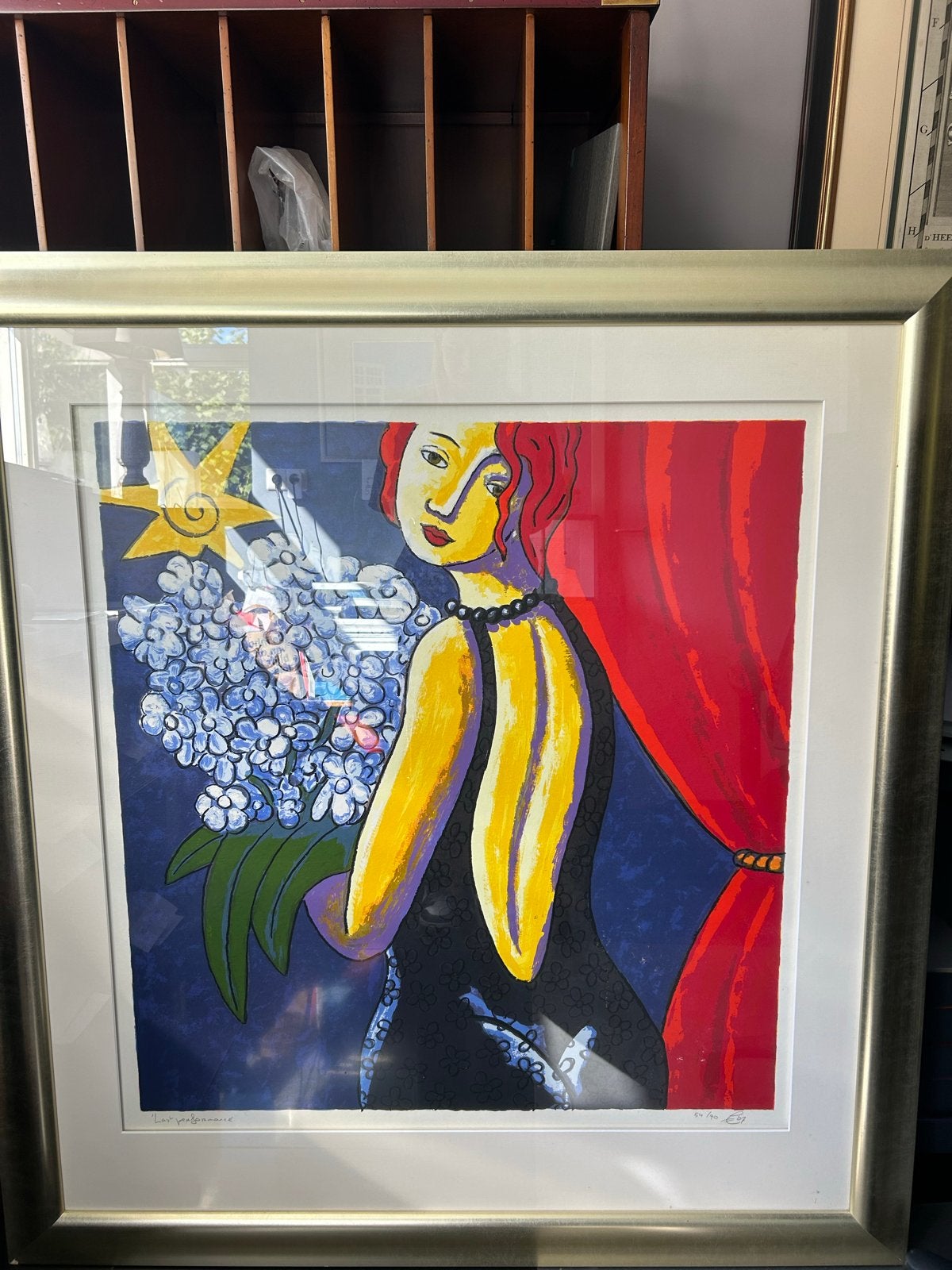 Moderne kunstprint 'Last Performance' - Vrouw met bloemen, Ophalen, Figuren, Papier/karton, Achter glas