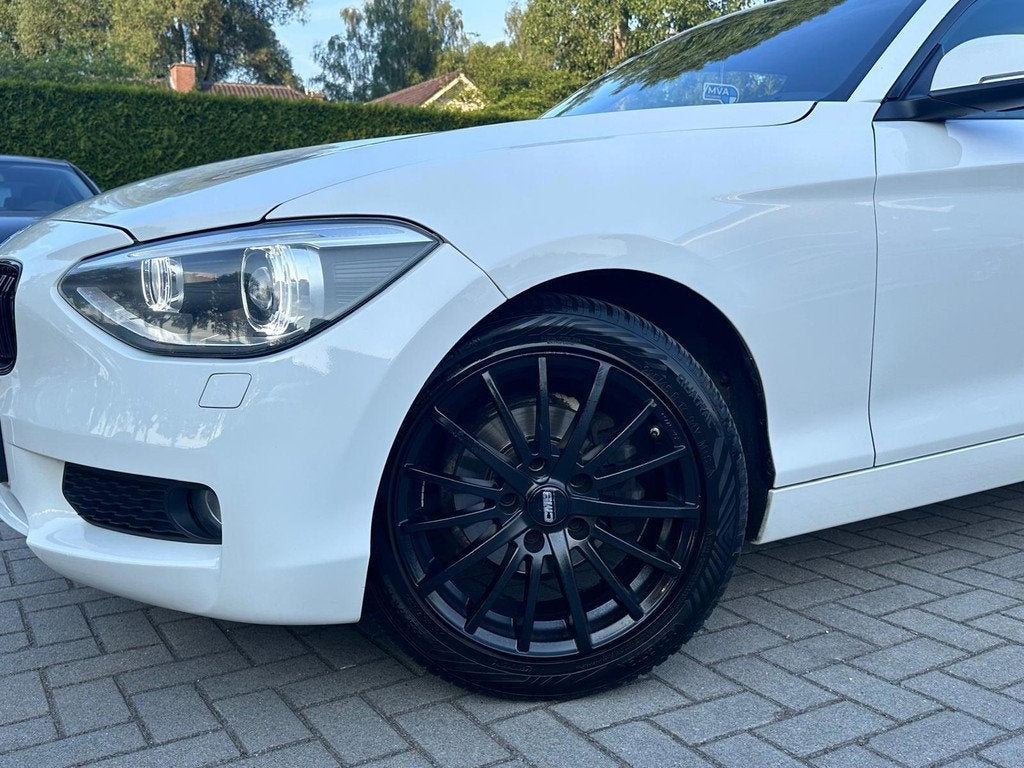 BMW 1-serie 116i Upgrade Edition|Nieuwe Ketting + Klepseals|, Auto's, BMW, 1-Serie, Euro 5, Gebruikt, Zwart