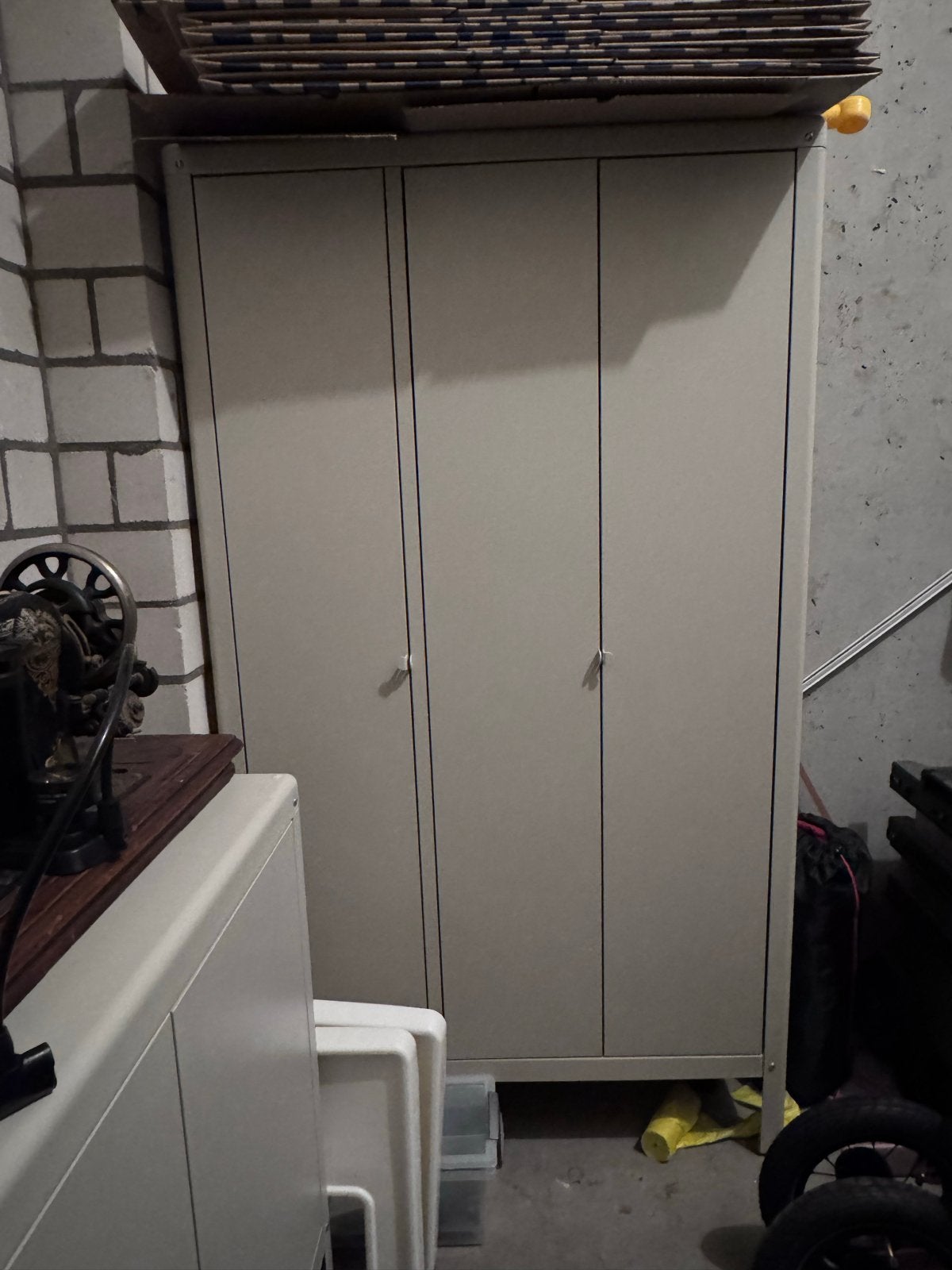 KOLBJÖRN Kast beige buiten/binnen 90x161cm, Ophalen, Gebruikt, 50 tot 100 cm, Metaal