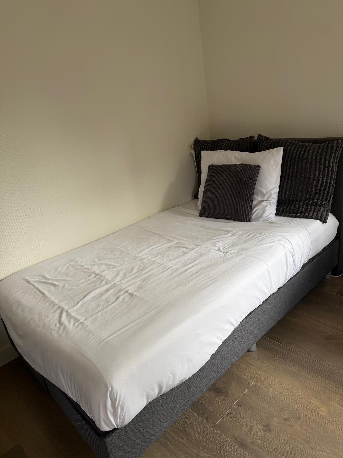 Twijfelaar compleet met dekbed,overtrek sets en nachtkastje, Ophalen, Gebruikt, Twijfelaar, 120 cm