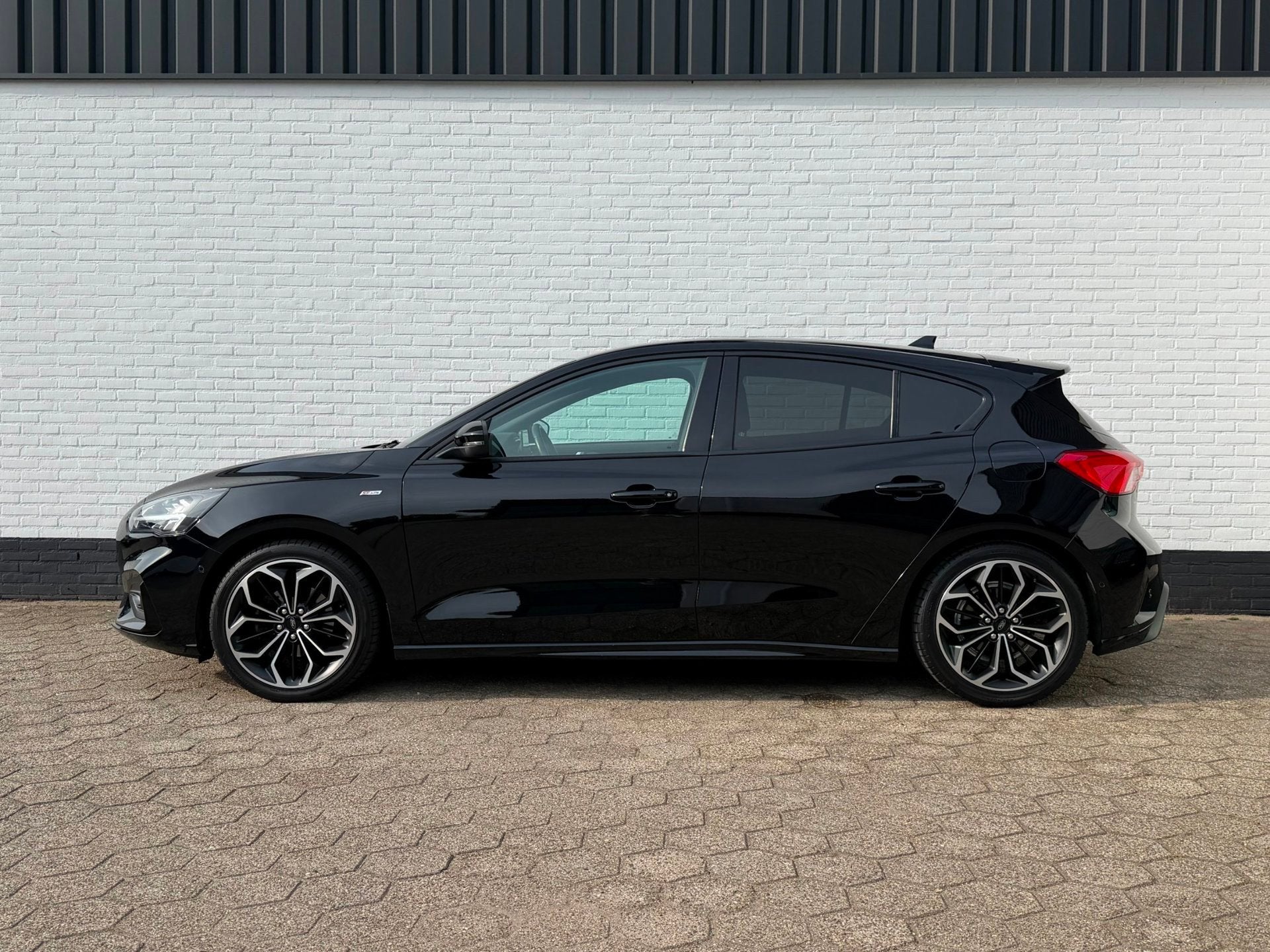 Ford Focus 1.0 EcoBoost ST Line 125pk l CRUISE l CAMERA!, Auto's, Gebruikt, Zwart, Zwart, Bedrijf