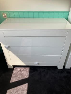 Baby kamer in zeer nette schone staat hoogglans wit, Kinderen en Baby's, Kinderkamer | Complete kinderkamers, Ophalen, Zo goed als nieuw