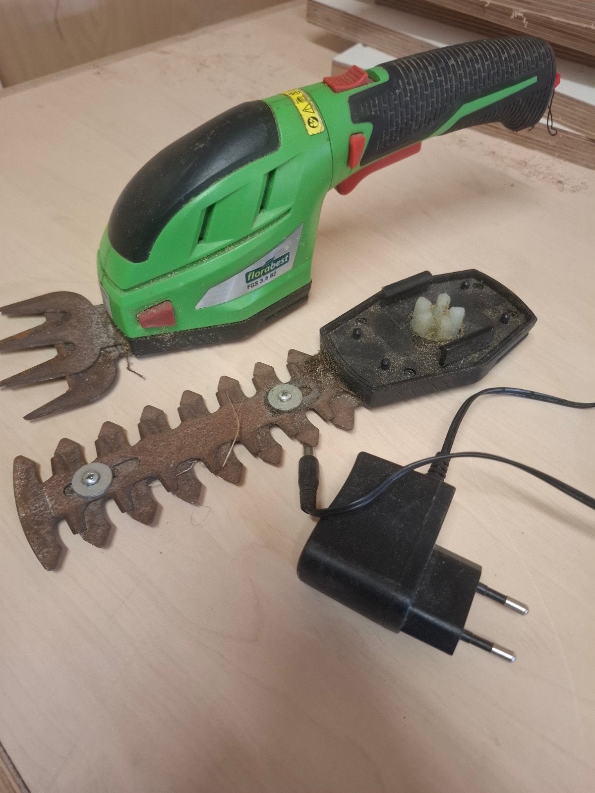 Hortobest accugras- en heggenschaar met lader, Ophalen of Verzenden, Gebruikt, Accu, Hortobest