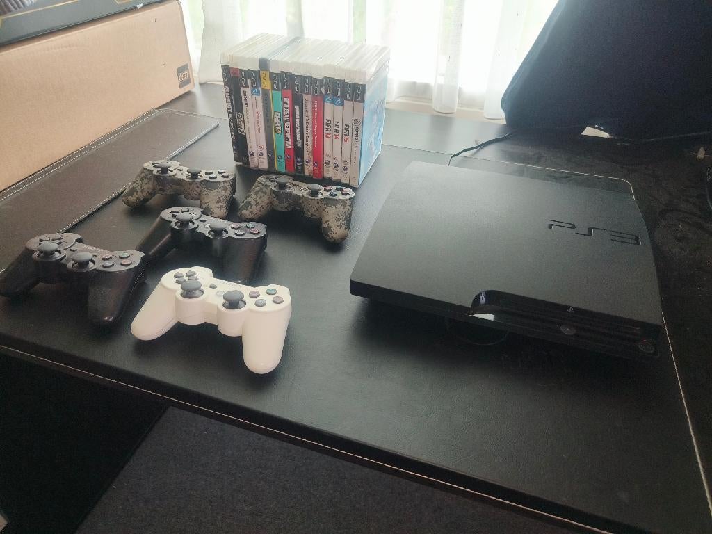 Playstation 3 Slim met 14 Games en 4 Controllers, Spelcomputers en Games, Games | Sony PlayStation 3, 2 spelers, Ophalen, Zo goed als nieuw