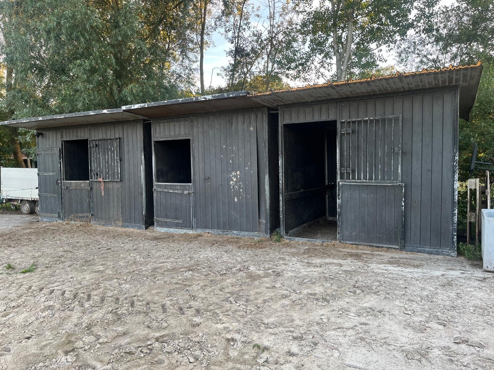3 paardenstallen, inclusief drinkbakken en verlichting, Weidegang, 2 of 3 paarden of pony's