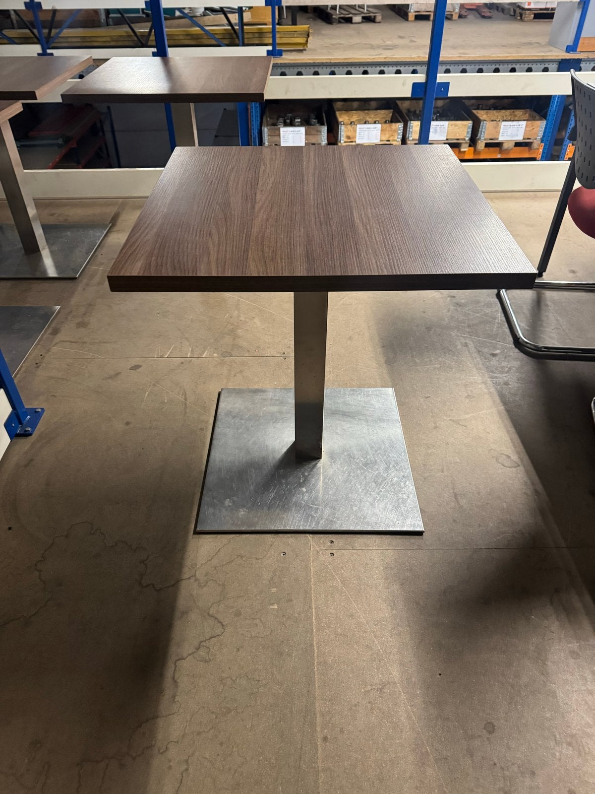 vierkante horeca  tafel met metalen onderstel, Gebruikt, Vierkant, Tot twee personen, Overige houtsoorten