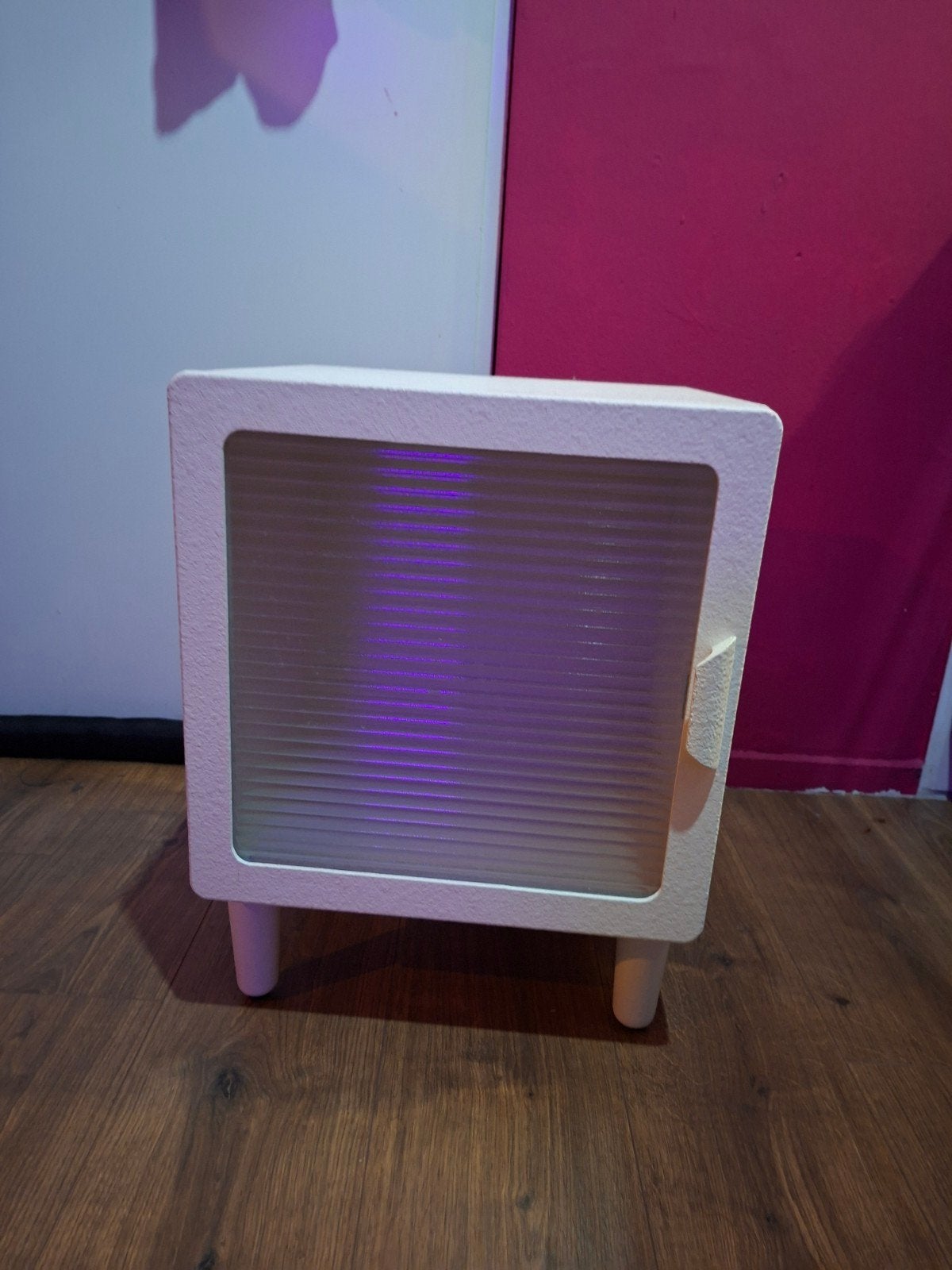 Compact wit nachtkastje met geribbelde deur, Huis en Inrichting, Kasten | Overige, Ophalen, Gebruikt