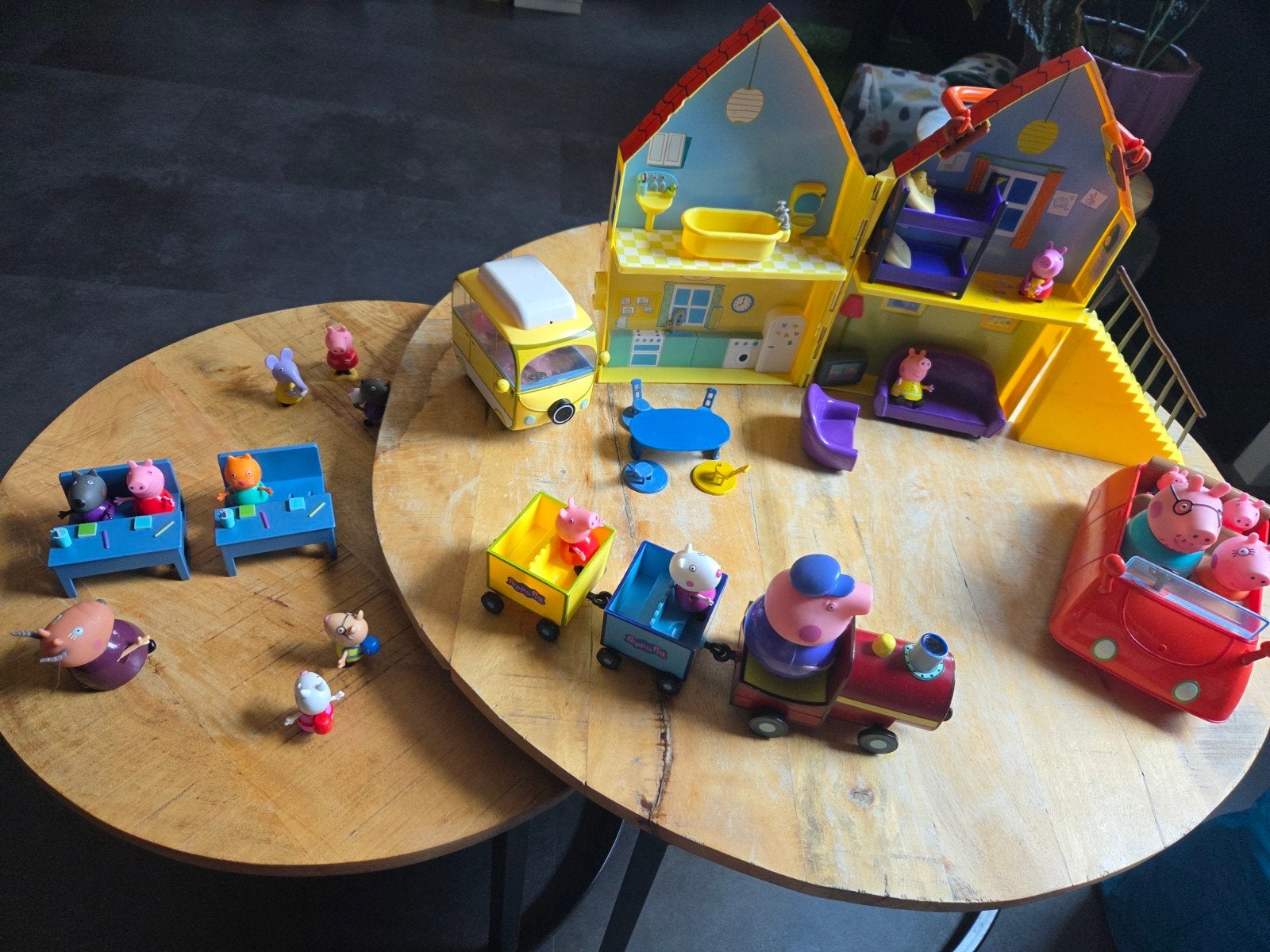 Peppa Pig speelgoed oa huis / auto / trein / camper, Ophalen of Verzenden, Zo goed als nieuw