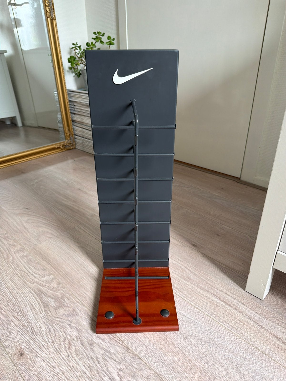 Nike zonnebril display - plek voor 8 zonnebrillen, Zonnebril, Zwart, Zo goed als nieuw, Ophalen