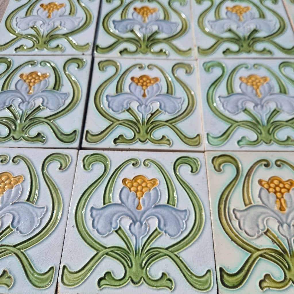 16 jugendstil wandtegels, decor in relief bloem Iris