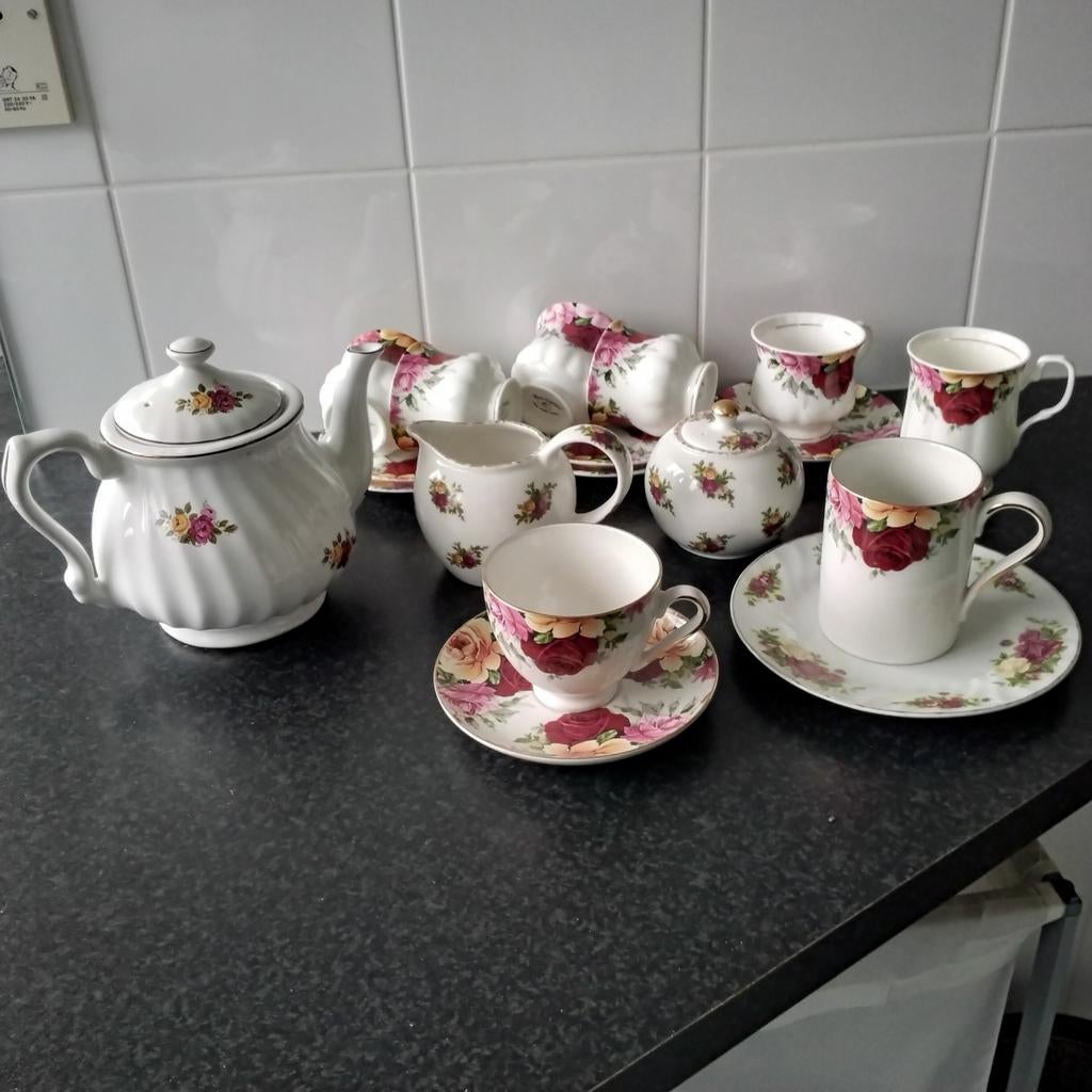 Royal albert roomstel en bijpassende rose garden items, Ophalen of Verzenden, Zo goed als nieuw, Overige stijlen, Kop(pen) en/of Schotel(s)