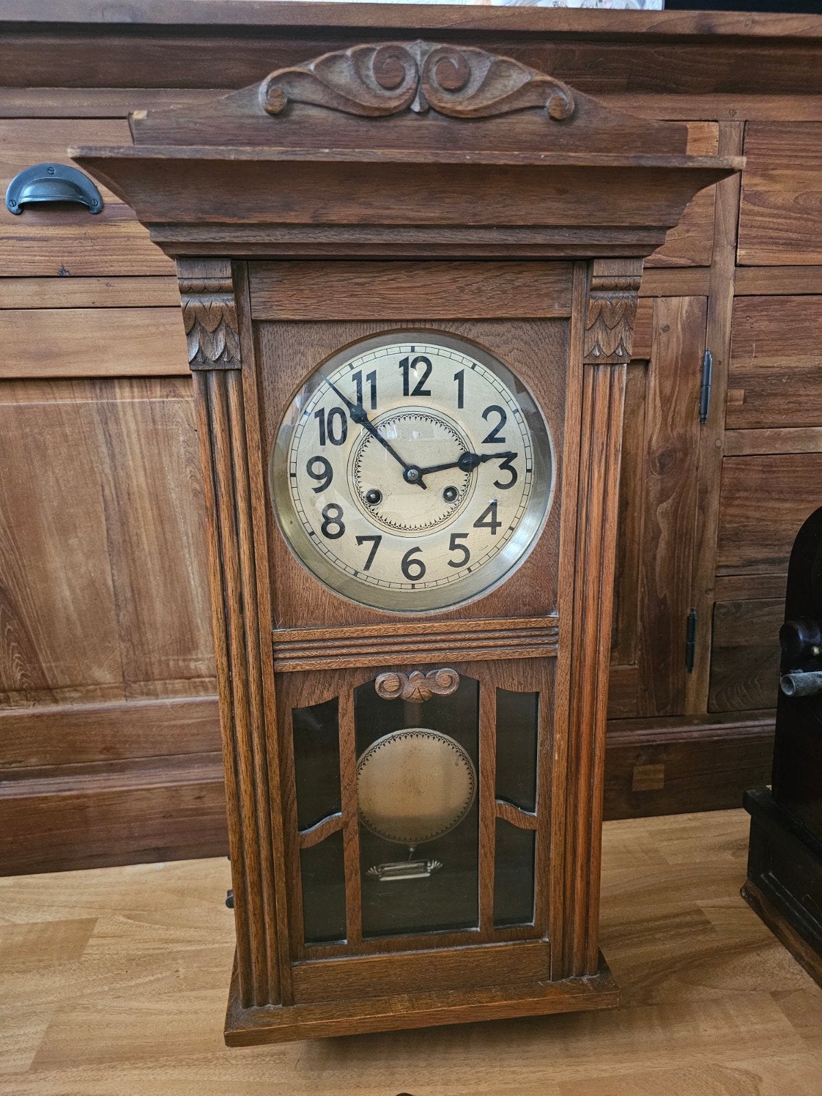 Antieke houten wandklok met slinger, Ophalen