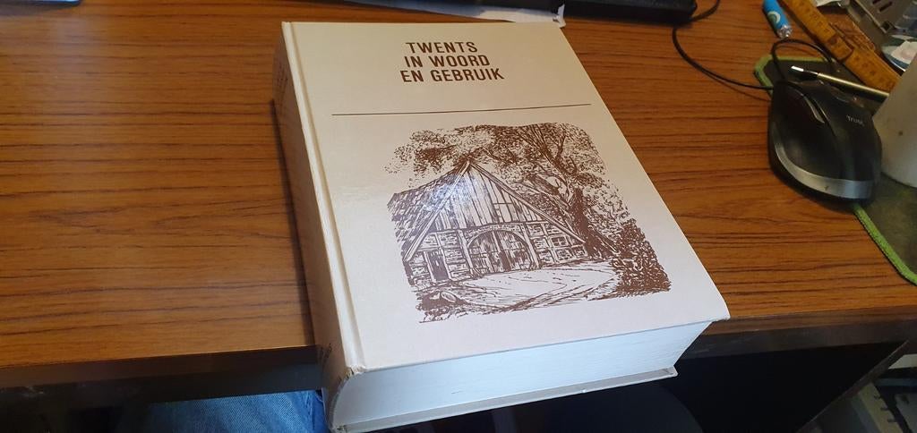 Twents in woord en gebruik - tweede druk 1981, G J H Dijkhuis, Overige uitgevers, Ophalen of Verzenden, Zo goed als nieuw