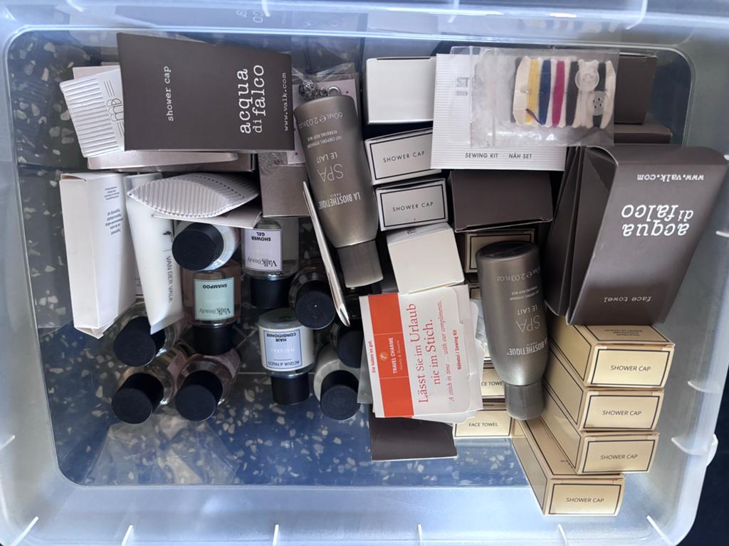 Grote bak vol met diverse testers en reisartikelen, Ophalen of Verzenden, Nieuw, Bad & Douche