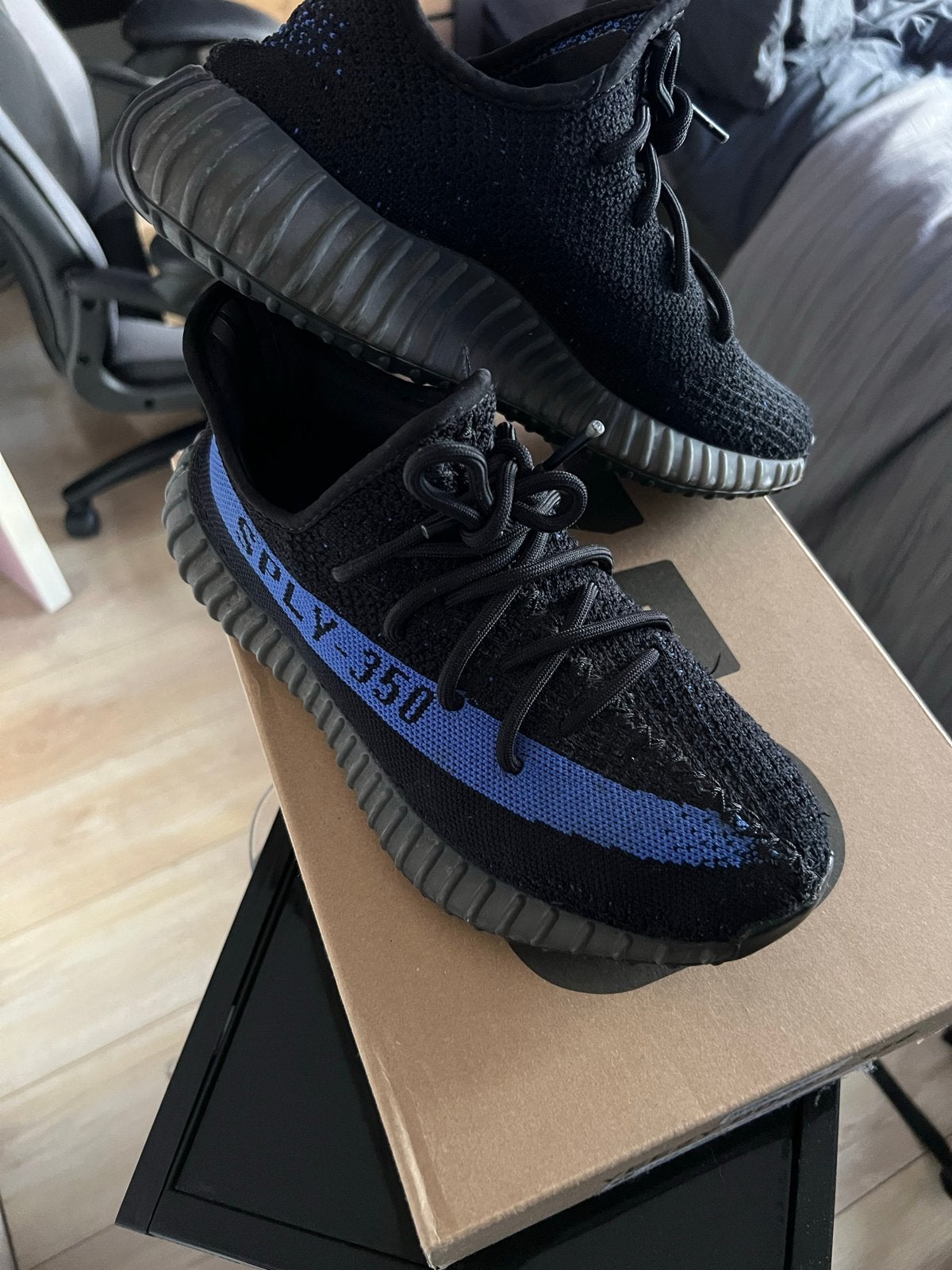 Yeezy Boost 350 V2 Zwart met Blauw in maat 40, Zwart, Ophalen of Verzenden, Sneakers of Gympen, Gedragen
