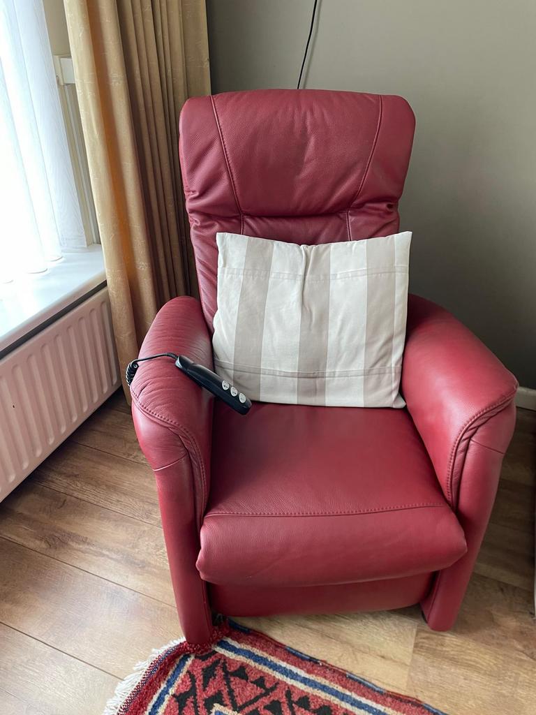 relaxstoel met elektrische bediening lederen bekleding, Ophalen, Zo goed als nieuw, 75 tot 100 cm, 50 tot 75 cm
