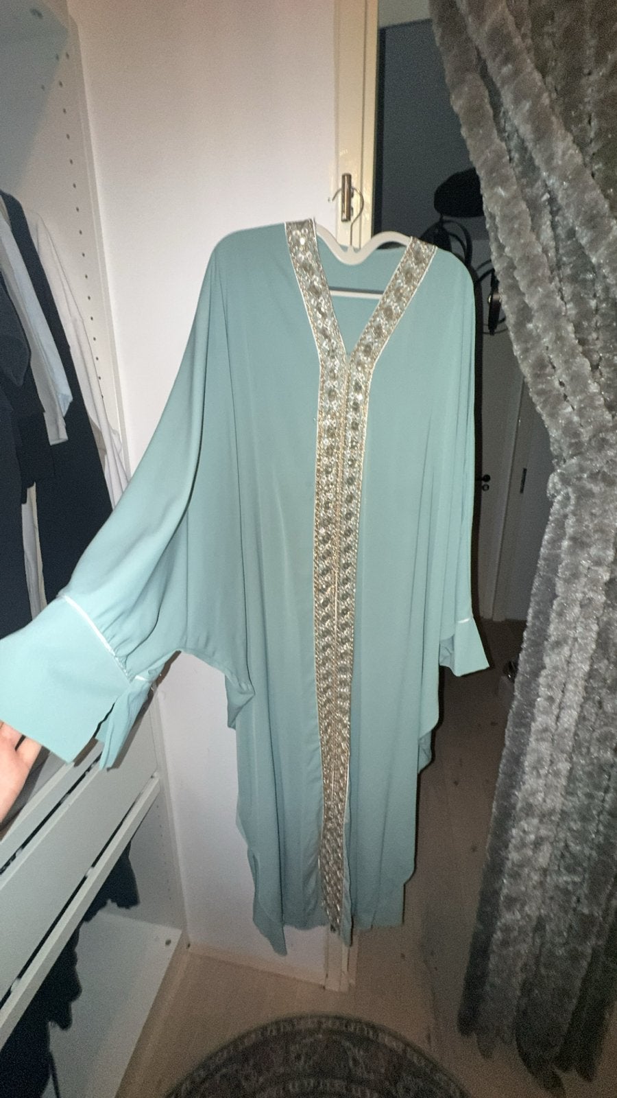 Mooie Abaya met gouden borduursels, Maat 38/40 (M), Ophalen of Verzenden, Zo goed als nieuw, Onder de knie