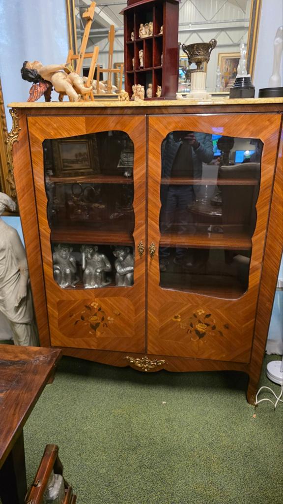 Antieke Franse Louis XV Vitrinekast met Marmer en Brons