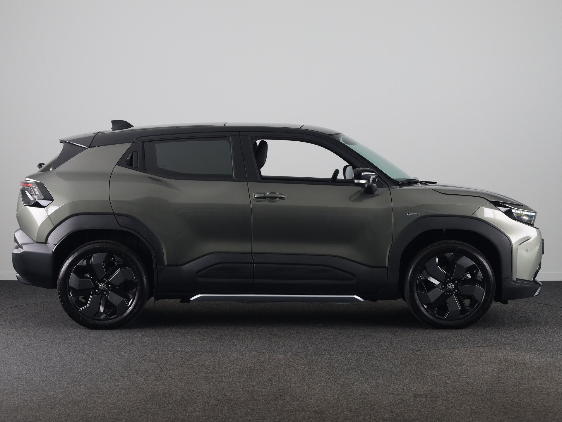 Toyota Urban Cruiser Executive AWD 61 kWh *DEMO* | 19"LM vel, Automaat, 12 maanden, Stof, Origineel Nederlands