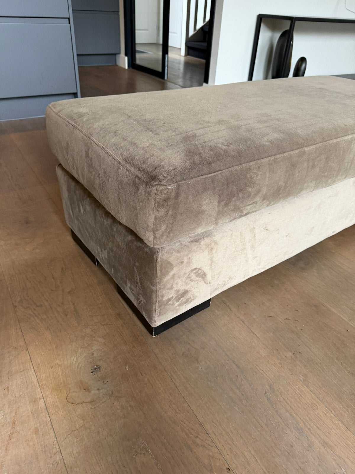 Izgst gestoffeerde hocker/poef/voetenbank. Taupe velours, Ophalen, Zo goed als nieuw, 75 tot 100 cm, Stof
