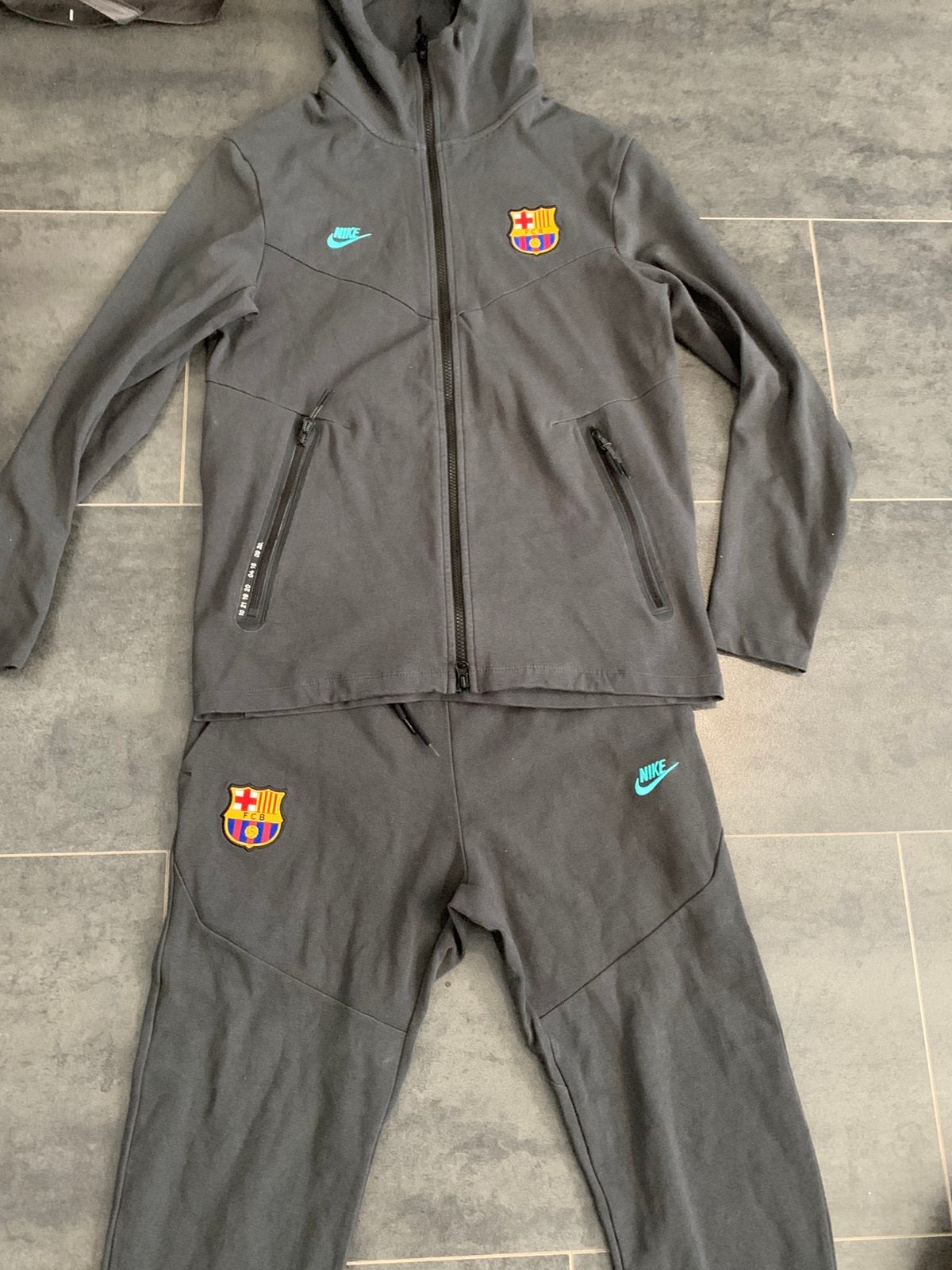 Nike tech pak, Kleding | Heren, Sportkleding, Ophalen of Verzenden, Zo goed als nieuw, Grijs, Algemeen
