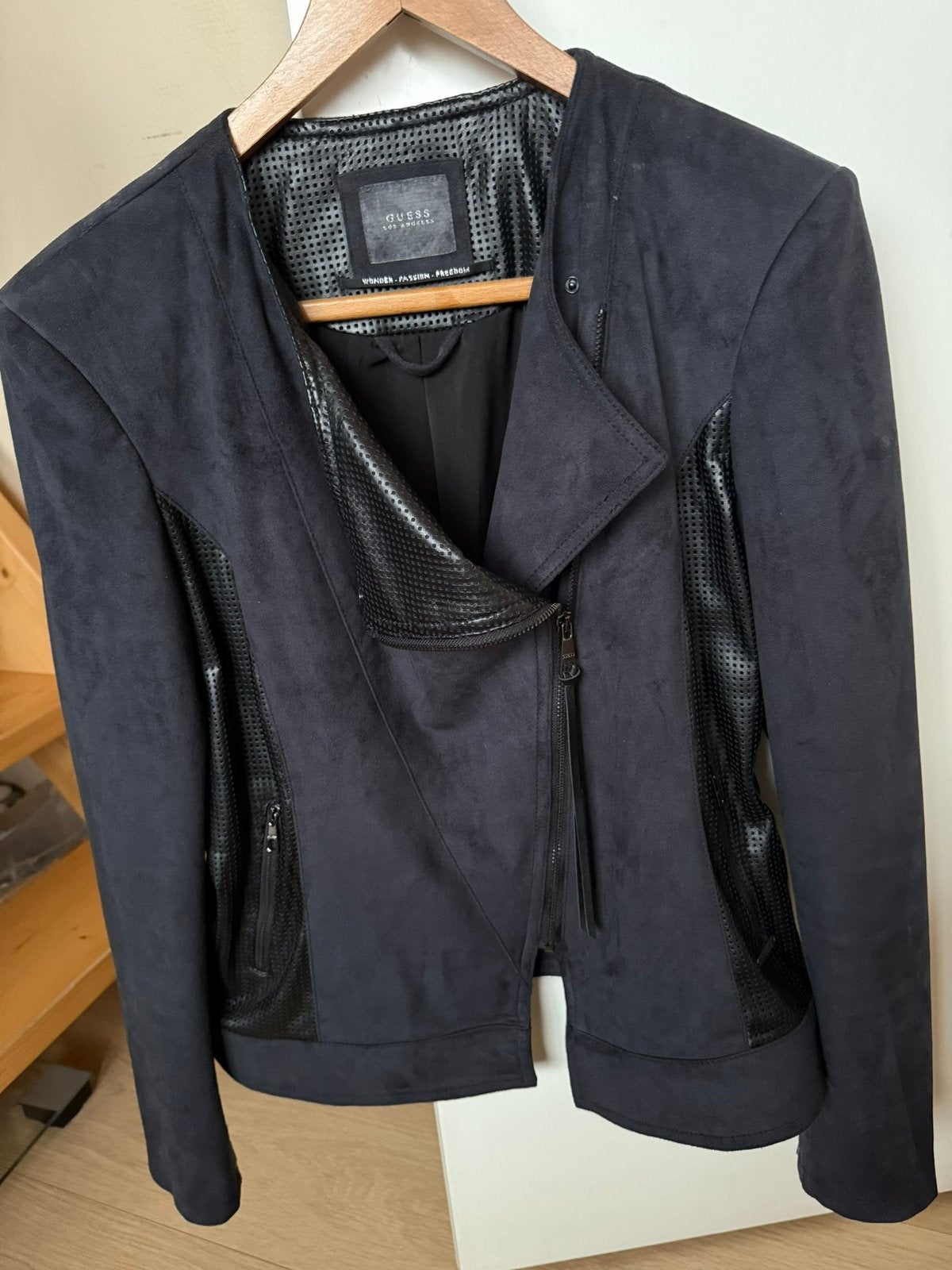 Guess feestdagen jasje, maat L, als nieuw, Ophalen of Verzenden, Zo goed als nieuw, Maat 38/40 (M), Zwart