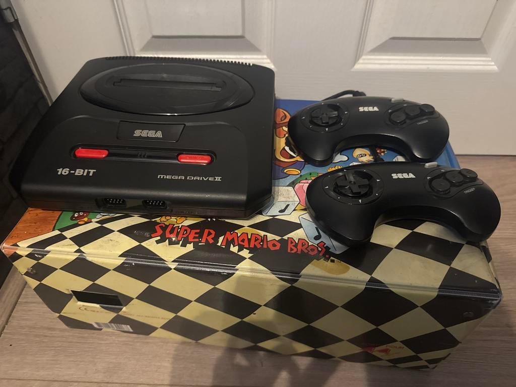 Sega Mega Drive II met 2 controllers, Spelcomputers en Games, Spelcomputers | Sega, Ophalen, Gebruikt, Met 2 controllers, Mega Drive