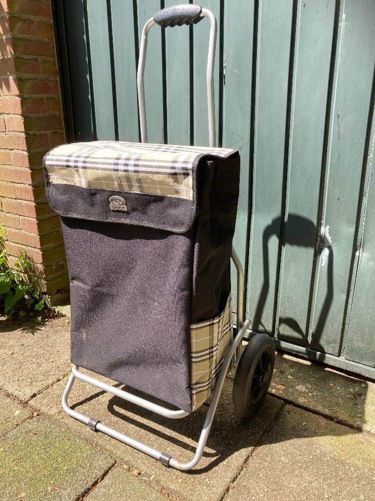 Boodschappenkar SECC, 40 tot 60 cm, 30 cm of meer, Zwart, Zo goed als nieuw
